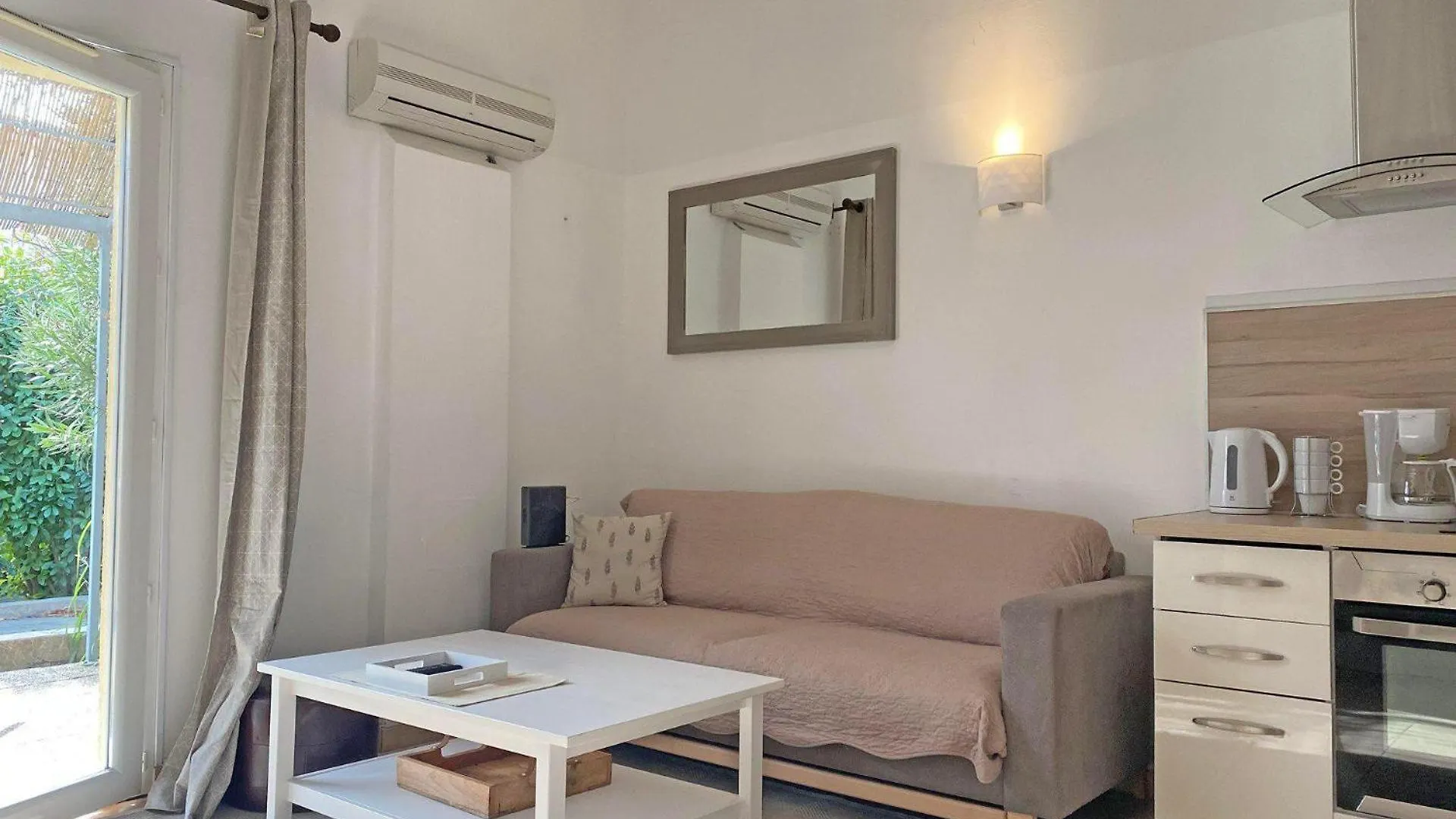 Alpilles Gite: Heated Pool Retreat in Mouries France