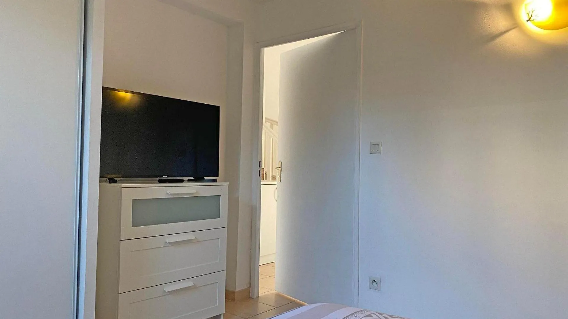 Alpilles Gite: Heated Pool Retreat in Mouries France