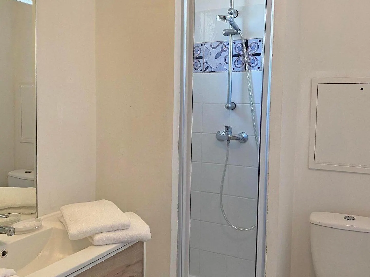 Alpilles Gite: Heated Pool Retreat in Mouries