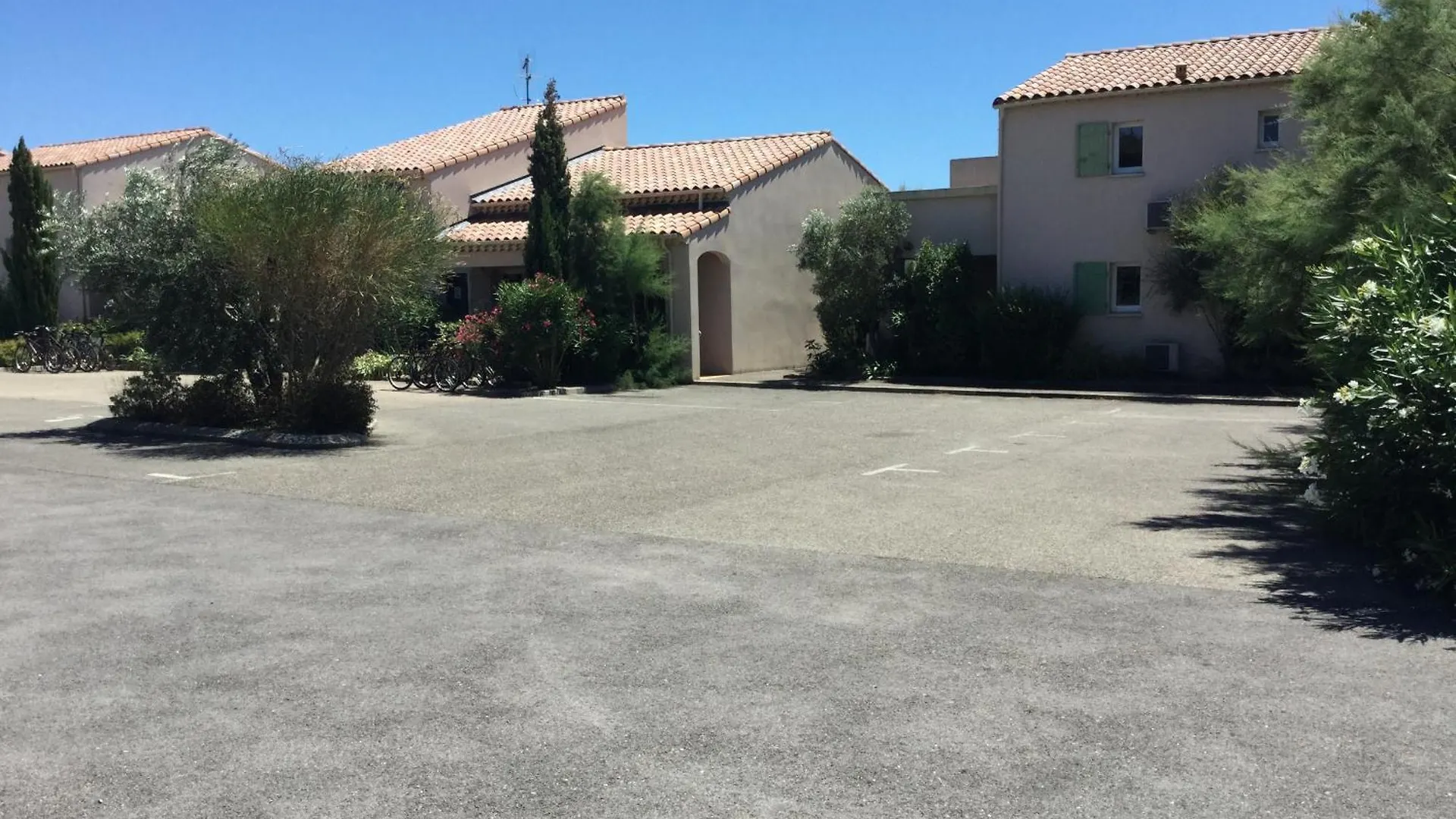 Alpilles Gite: Heated Pool Retreat in Mouries Holiday home