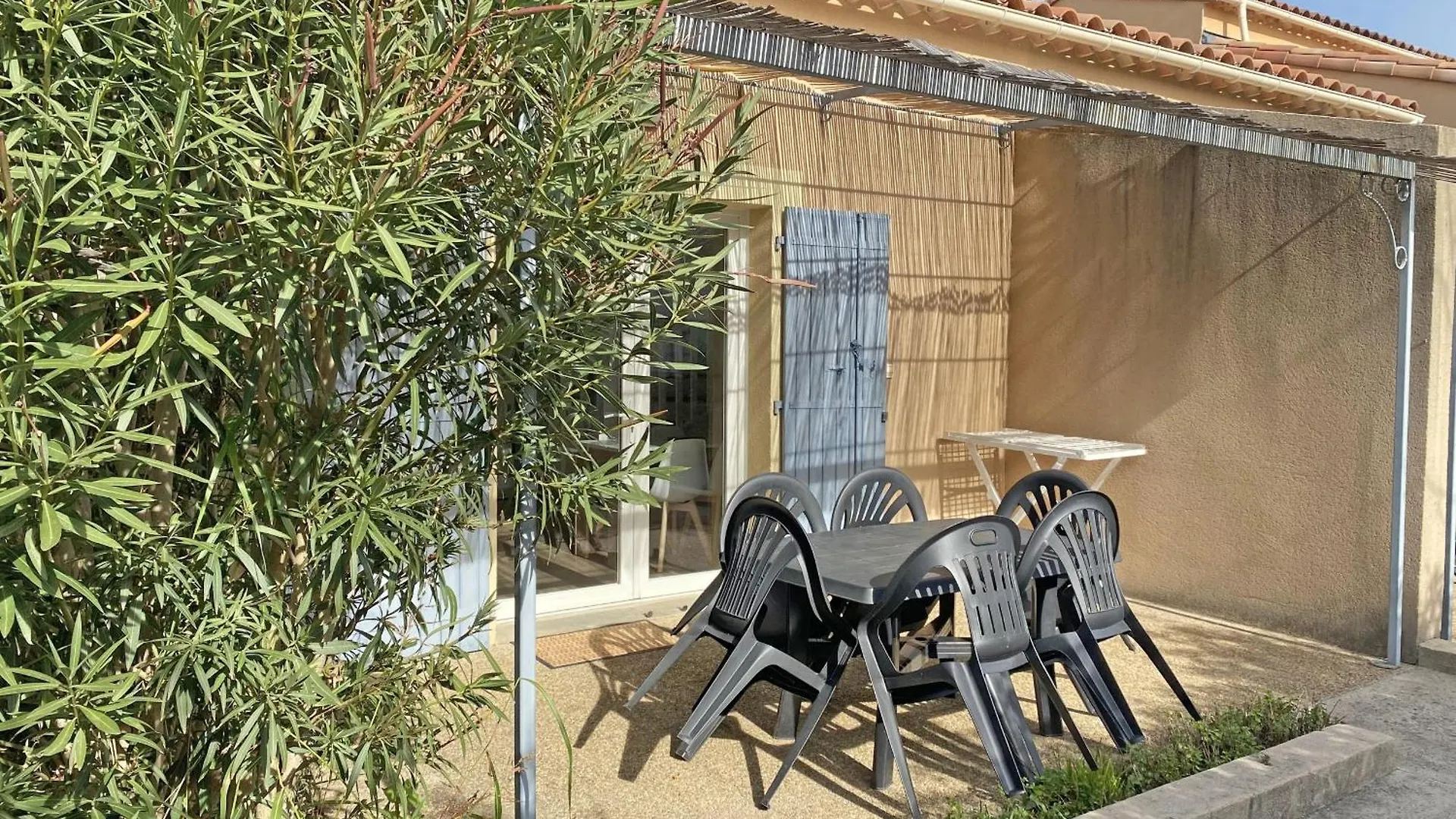 Alpilles Gite: Heated Pool Retreat in Mouries