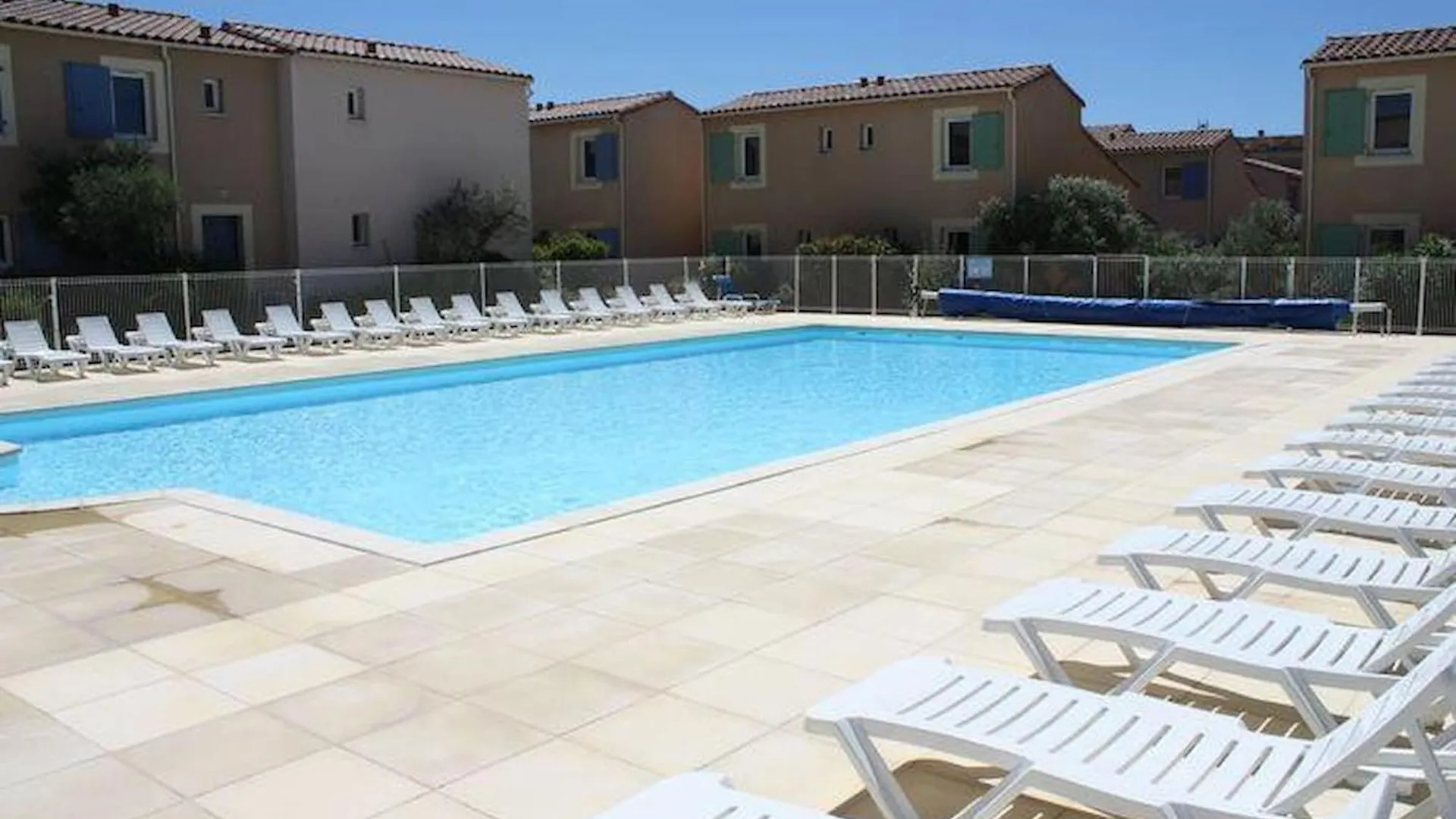 Alpilles Gite: Heated Pool Retreat in Mouries Holiday home