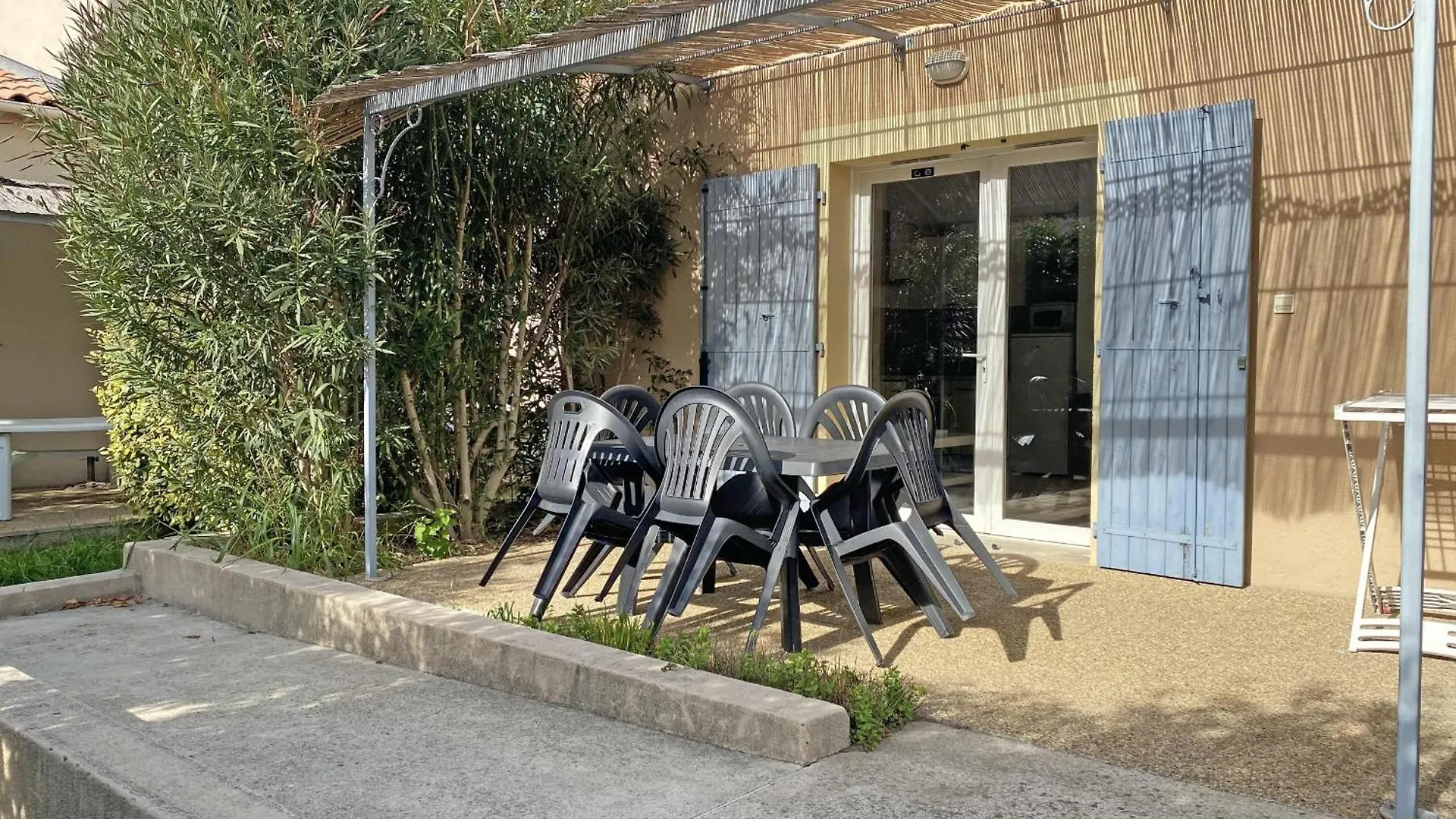 Alpilles Gite: Heated Pool Retreat in Mouries Holiday home