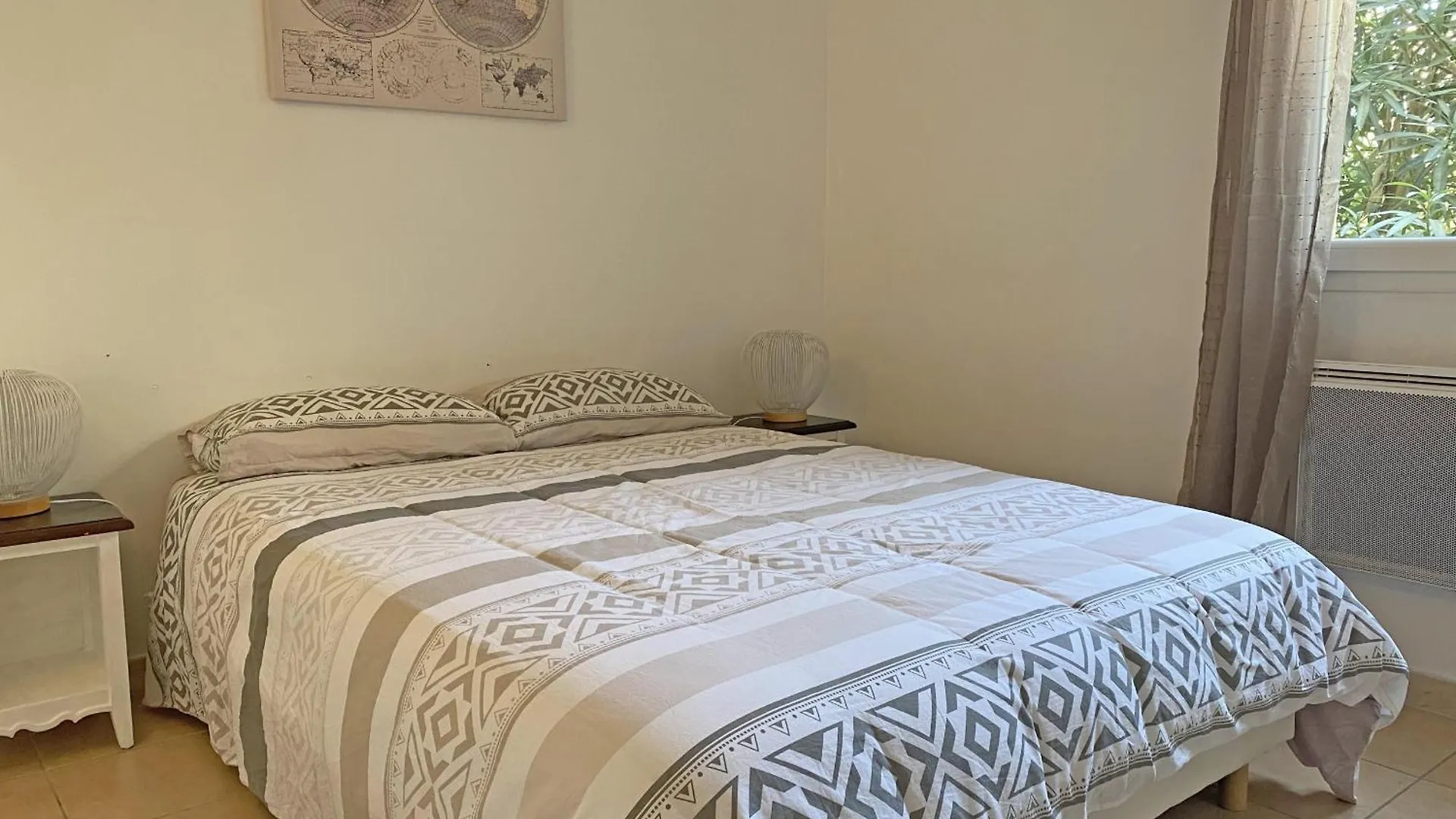 Alpilles Gite: Heated Pool Retreat in Mouries