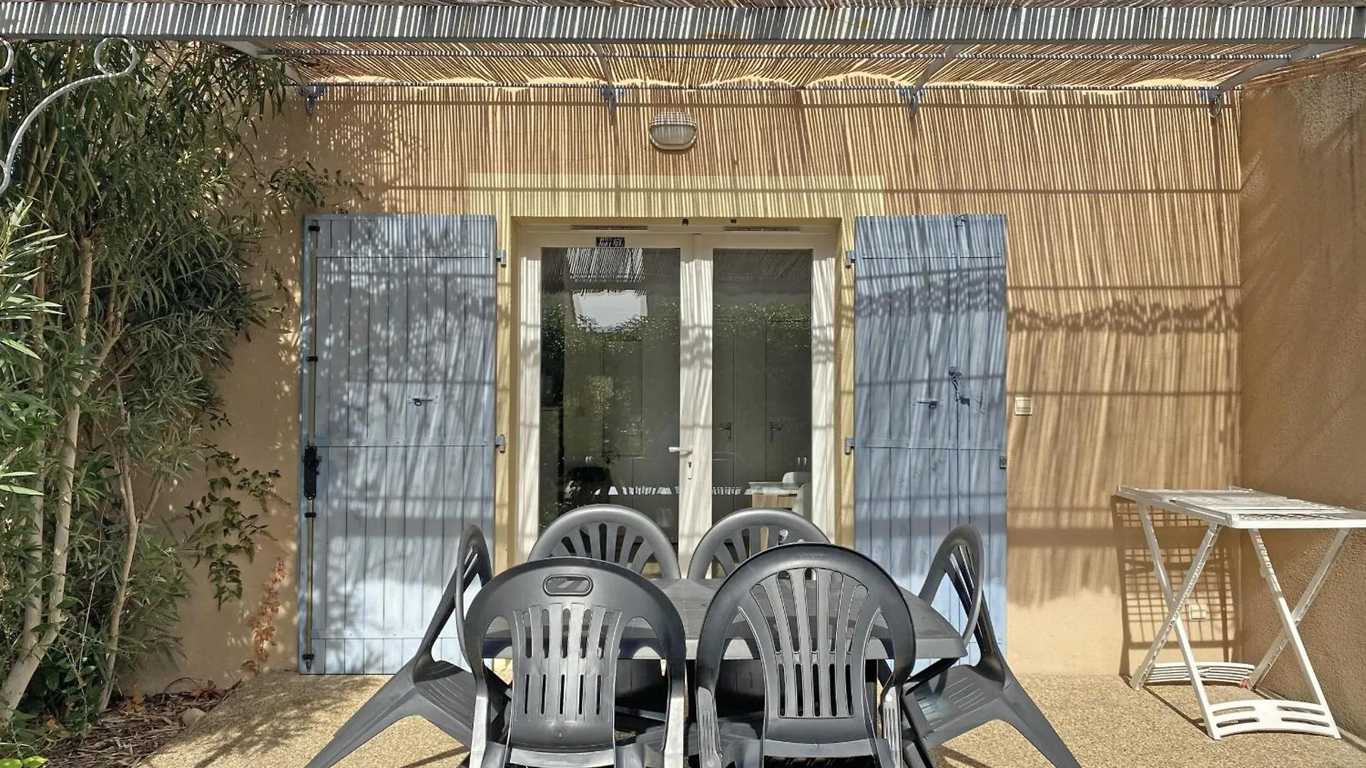 Pleasant Gite, With Collective Heated Swimming Pool, In The Heart Of The Alpilles In Mouries, 4/6 People. contacts